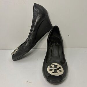 Tory Burch Sally 2 Peep Toe Black Pebbled Leather Silver Logo Hardware Wedges 8